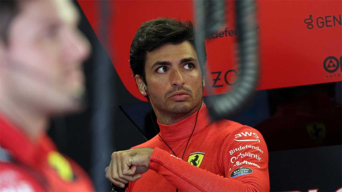 Carlos Sainz, en el box de Ferrari