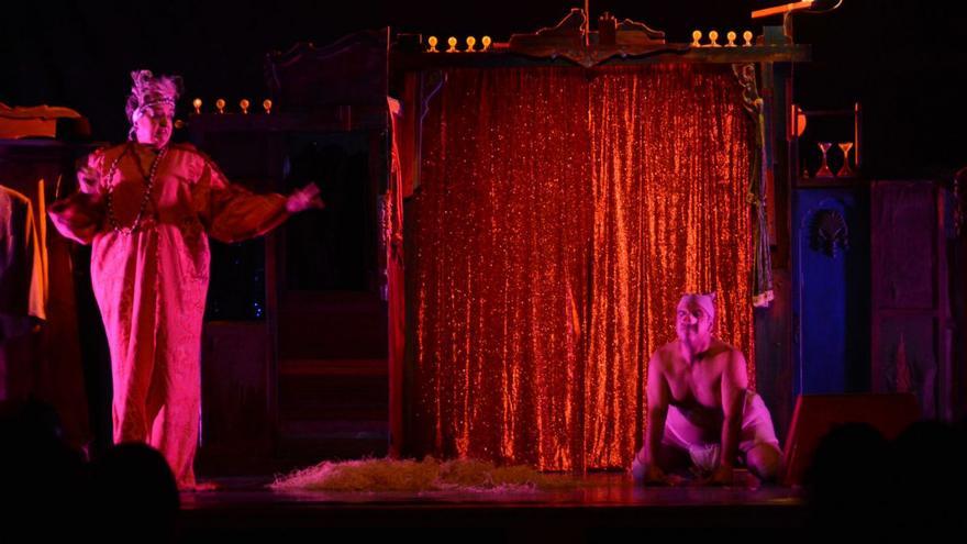 Producións Teatrais Excéntricas representa a obra “O porco de pé”.   | // GONZALO NÚÑEZ.