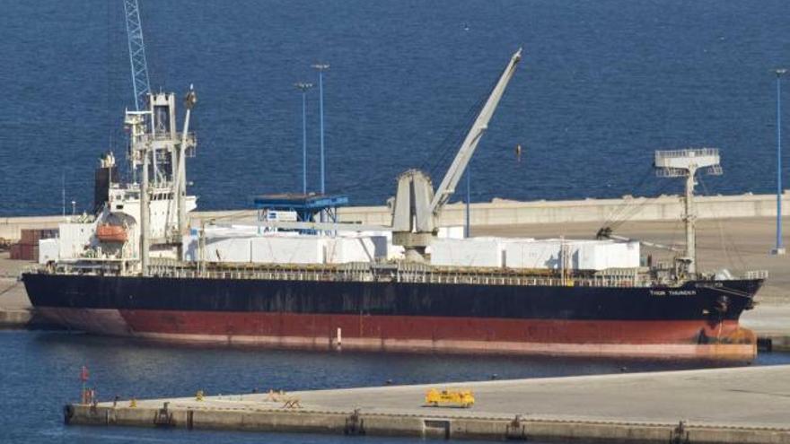 A la izquierda, el barco atracado en el puerto, antes de zarpar. A la derecha, uno de los viajeros clandestinos.