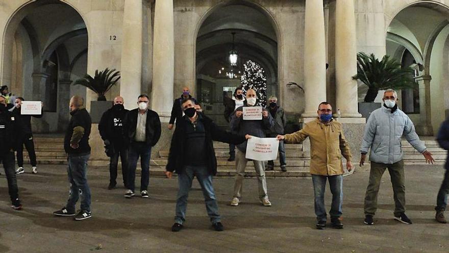 Treballadors d&#039;Ecoserveis protestant ahir a la plaça de l&#039;Ajuntament