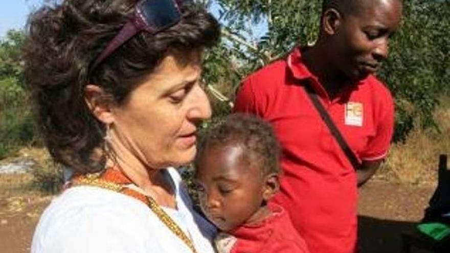 La enfermera María José Castro, con un niño de Mozambique.