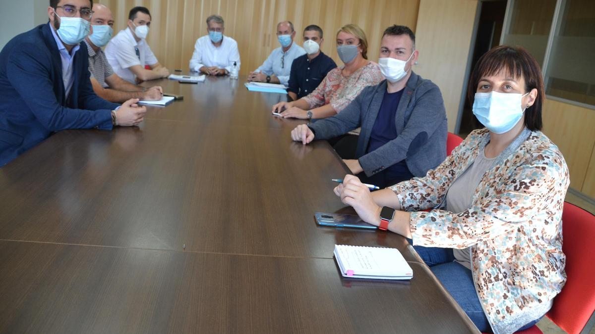 Encuentro de los alcaldes con el director de la Autoridad del Transporte y la concesionaria del bus