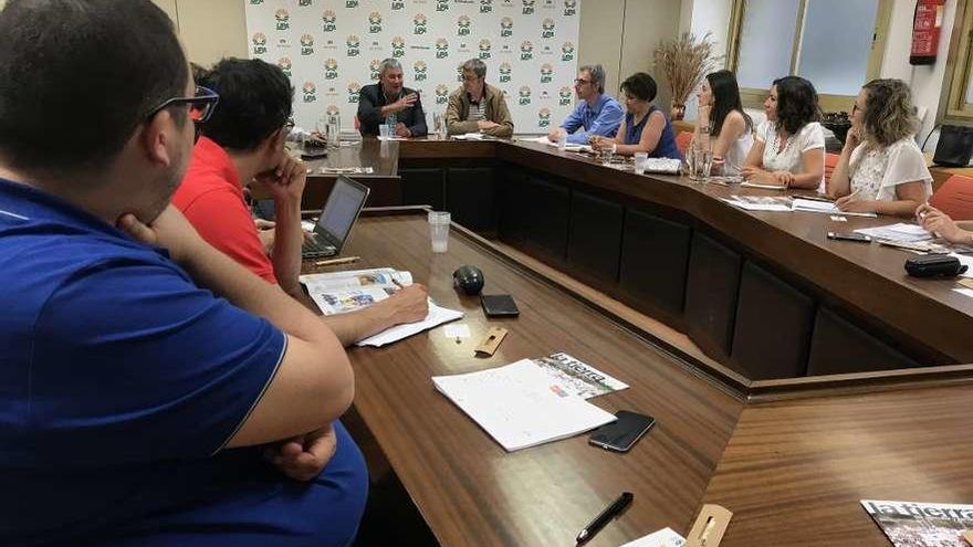 Asistentes, ayer, durante la reunión con la delegación turca en Madrid.