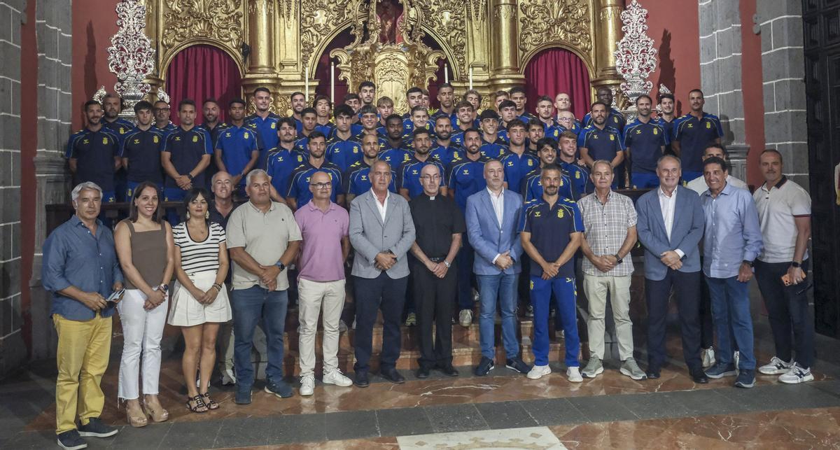 Ofrenda floral de la UD Las Palmas a la Virgen del Pino