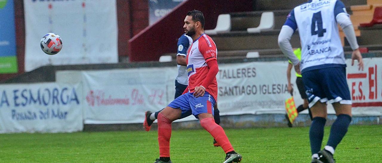 Pedro Beda, durante un encuentro disputado en el campo de A Lomba. |  // NOÉ PARGA