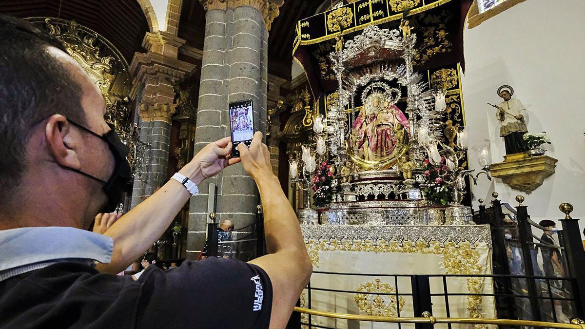 Un devoto de la imagen del Pino realizándole una fotografía. | | ANDRÉS CRUZ