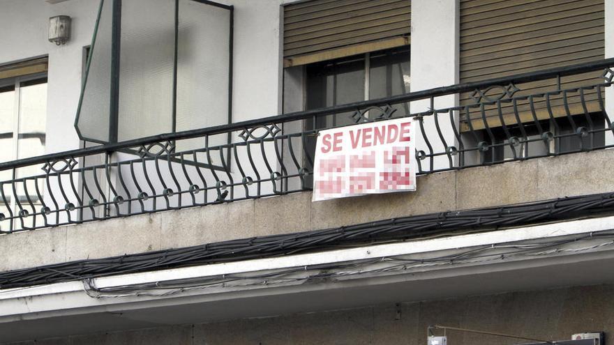 Piso con el cartel de venta en Ourense. // Iñaki Osorio