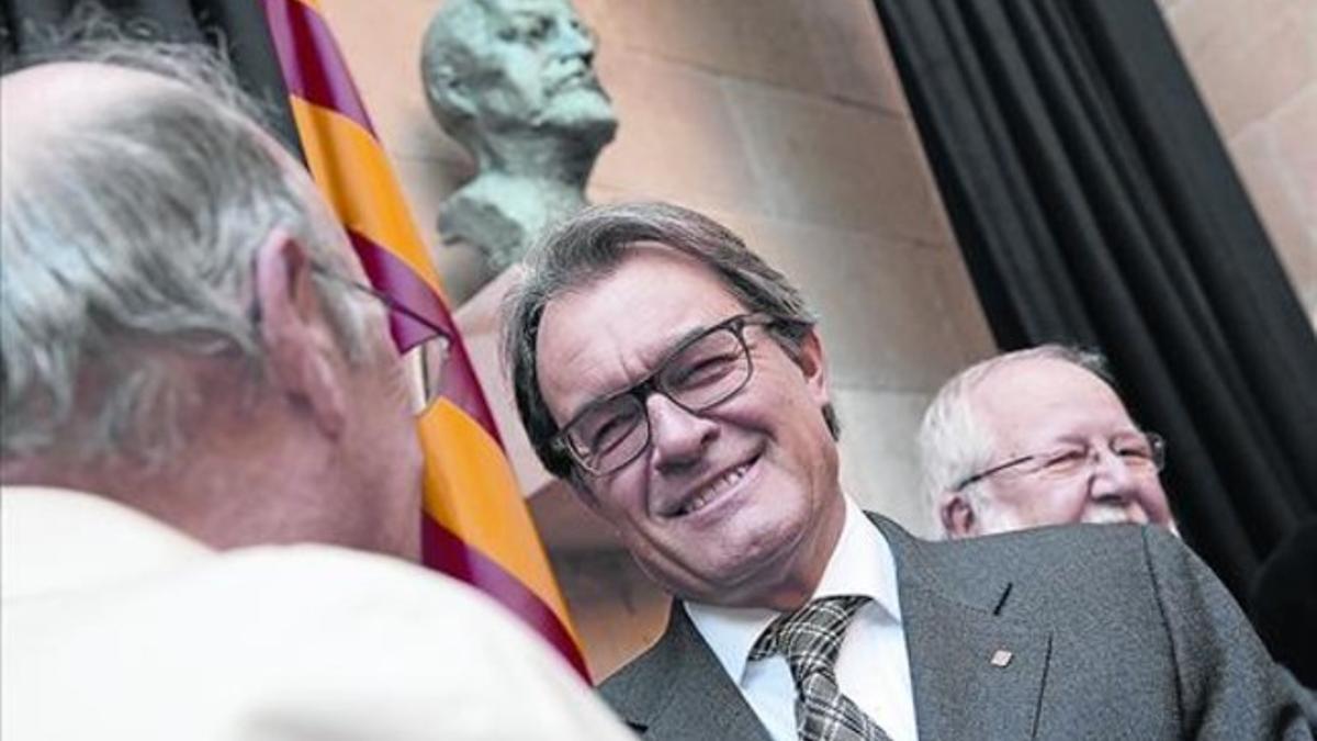 Artur Mas, ayer en el Palau de la Generalitat, junto al busto de Josep Puig i Cadafalch.