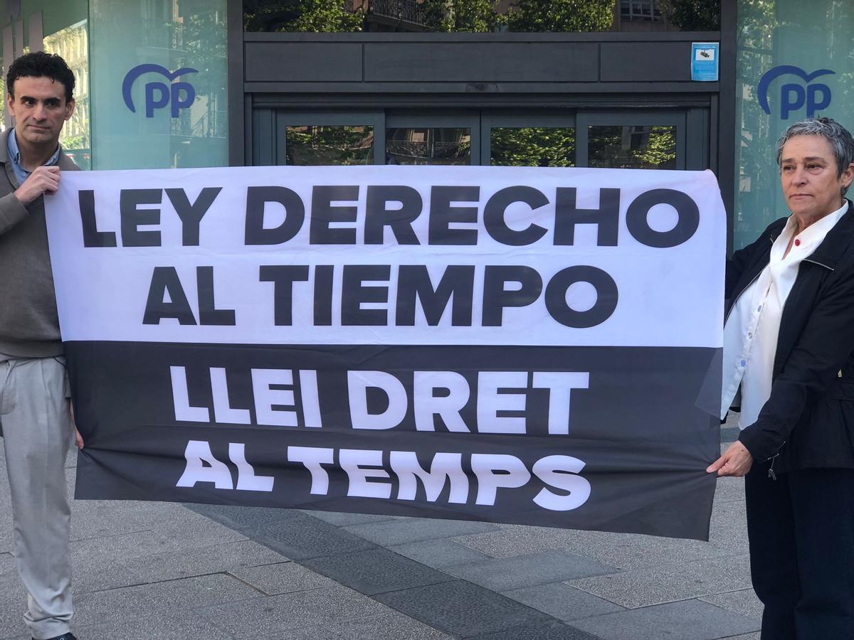La protesta de las víctimas de la pederastia frente a la sede del PP