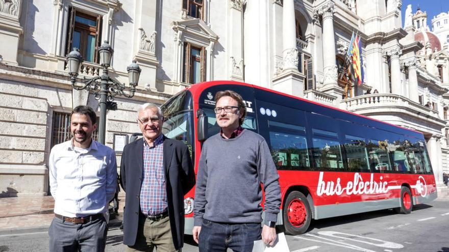 García, Ribó y Grezzi, con los nuevos autobuses.