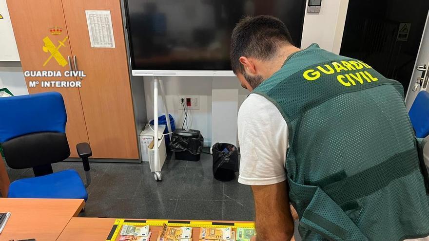 Embiste un coche de la Guardia Civil, emprende una peligrosa huida y acaba estrellándose en Orpesa