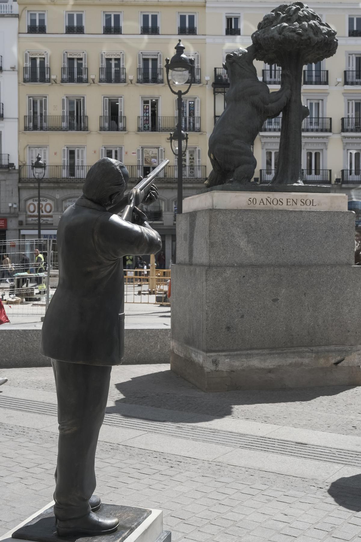 Una estatua de Juan Carlos I apunta con un rifle al oso de la Puerta del Sol