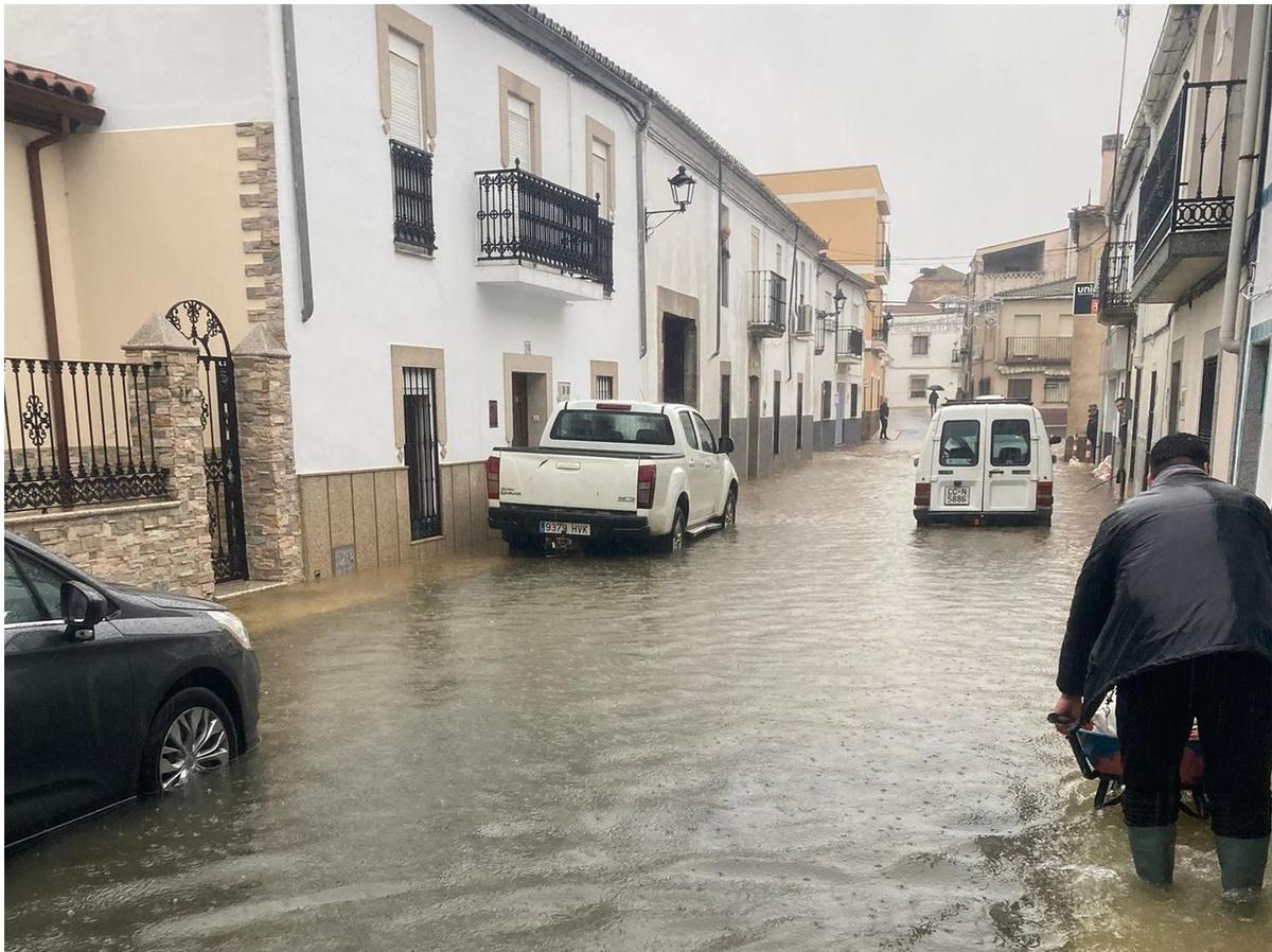 Una de las calles de Valdefuentes tras la crecida del arroyo por el paso de la borrasca Efraín.