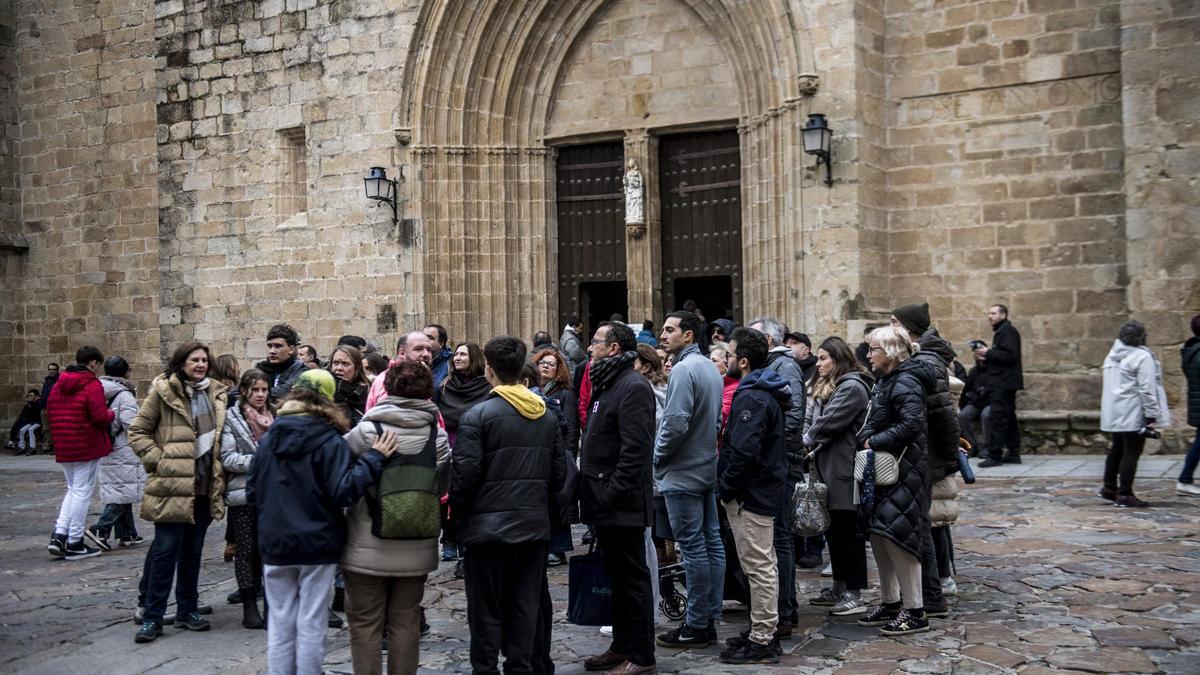 Turistas en la plaza de Santa María de Cáceres.