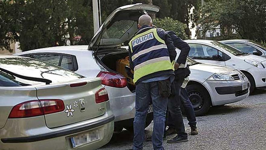 Agentes del Grupo de Blanqueo de Capitales, en un operativo del caso Cursach.