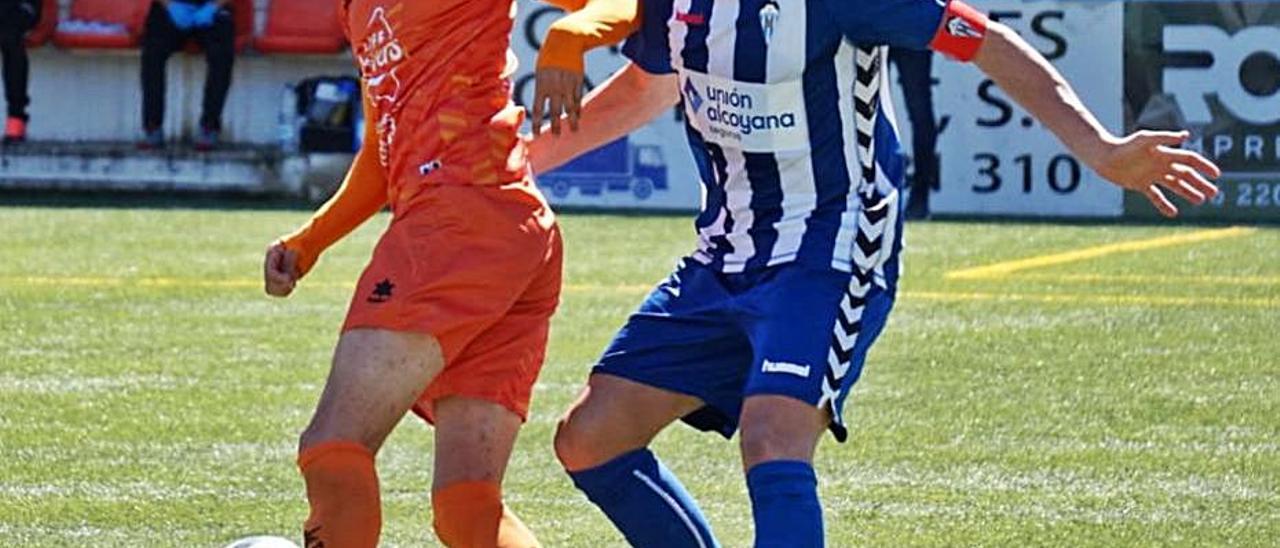 El Atzeneta con el balón en el partido ante el Alcoyano. | ATZENETA UE