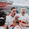 Los jugadores del RB Salzburgo celebran un gol