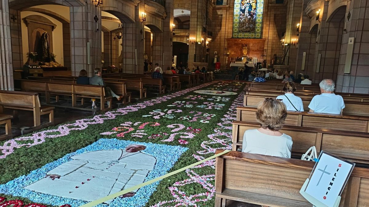 Espectacular alfombra floral en Cangas de Onís por el Corpus Christi
