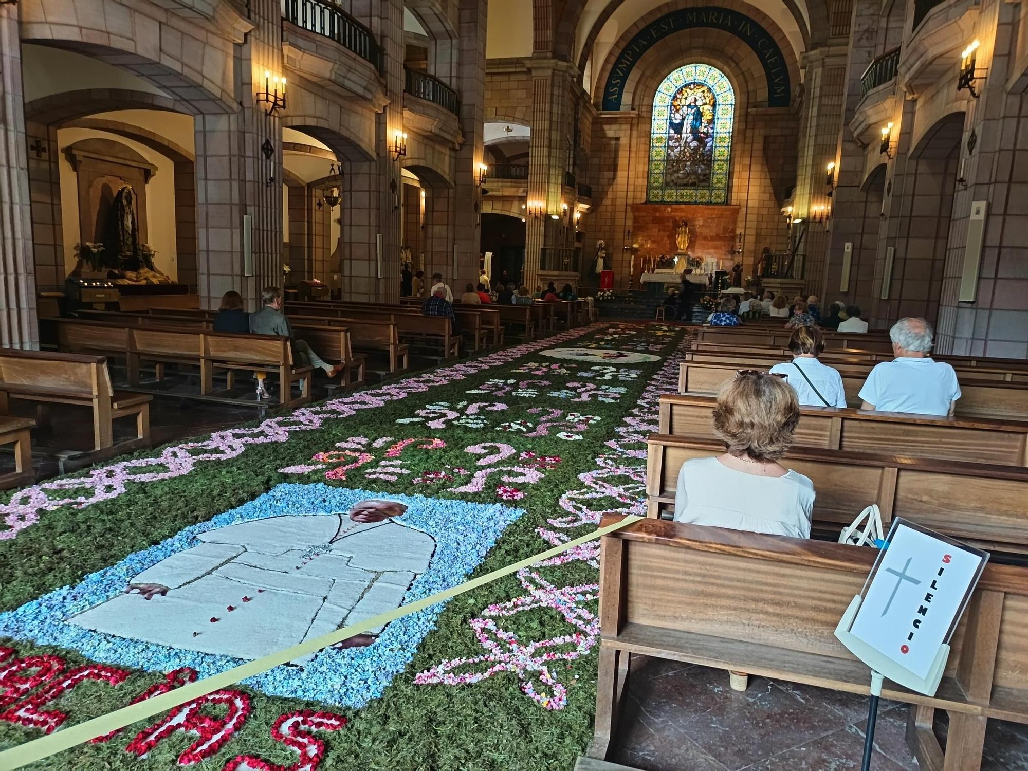 Espectaculares alfombras florales en Cangas de Onís por el Corpus Christi