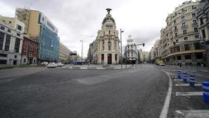 Imagen de la céntrica confluencia entre la calle Alcalá y la Gran Vía de Madrid casi vacía.