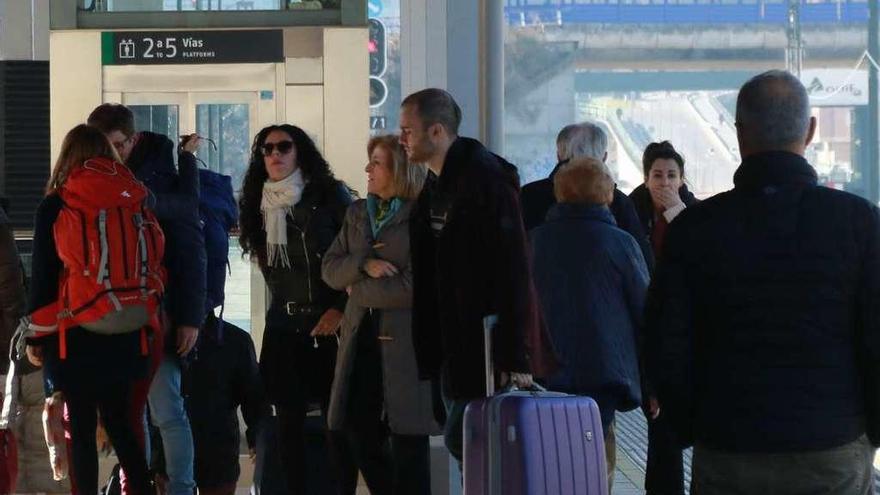 Viajeros en la estación de Zamora.