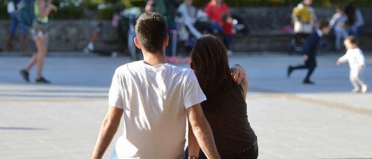 Una pareja de adolescentes, en un parque. // Gustavo Santos