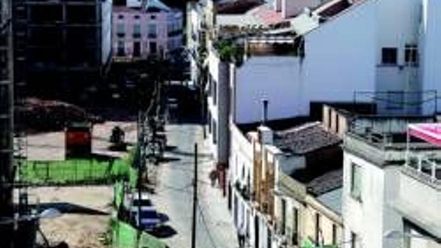 El derribo de la Casa Caballero cambia el paisaje de la calle Prim