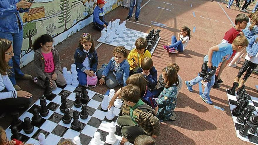 Noventa alumnos toman parte en el día del ajedrez