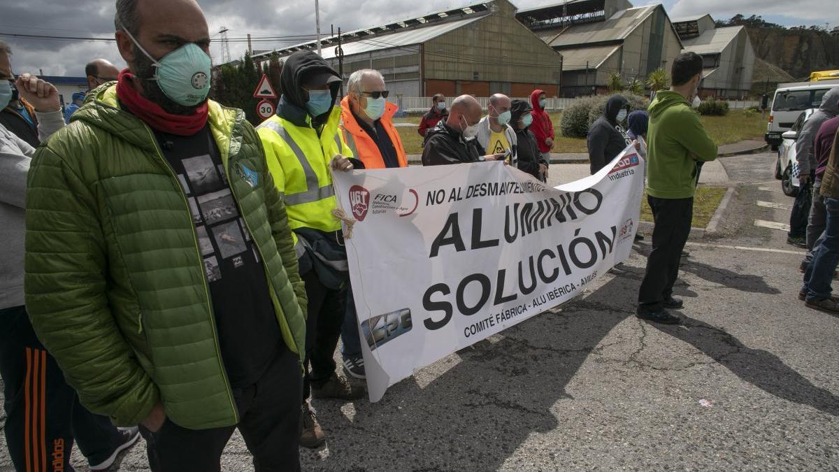 Trabajadores concentrados delante de la fábrica avilesina de Alu Ibérica.