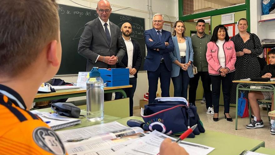 El consejero Víctor Marín visita una de las aulas del colegio Garre Alpañez de Balsicas en Torre Pacheco. | CARM