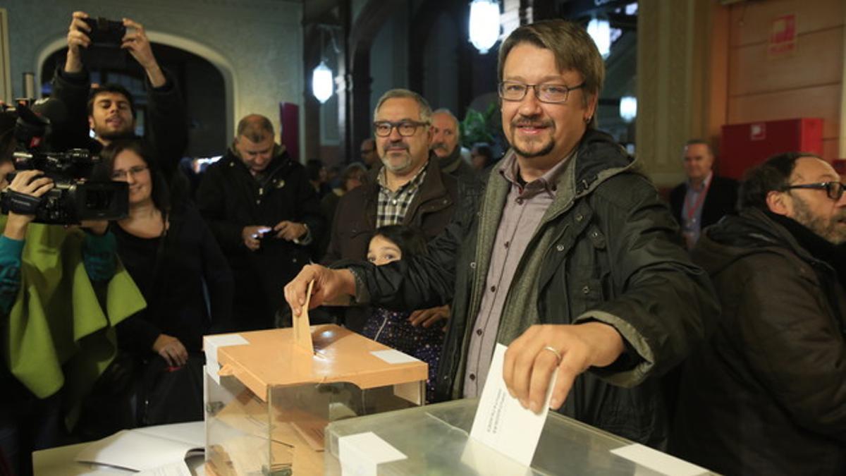 Xavier Domènech acude a votar