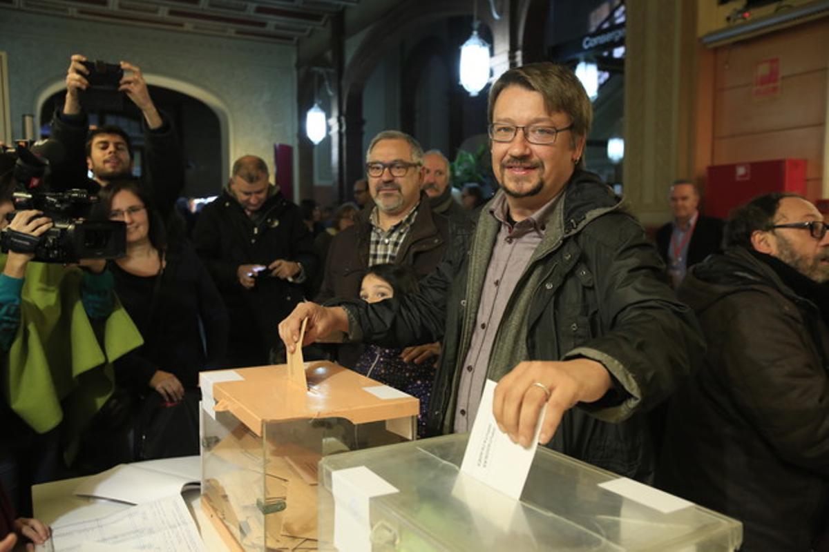 Xavier Domènech, candidato de En Comú Podem, ha depositado su voto en l’Escola Industrial de Barcelona.