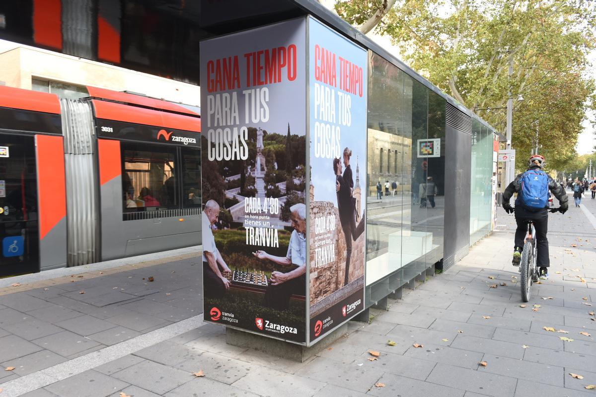 Publicidad del tranvía, con el anuncio de la reducción de las frecuencias.