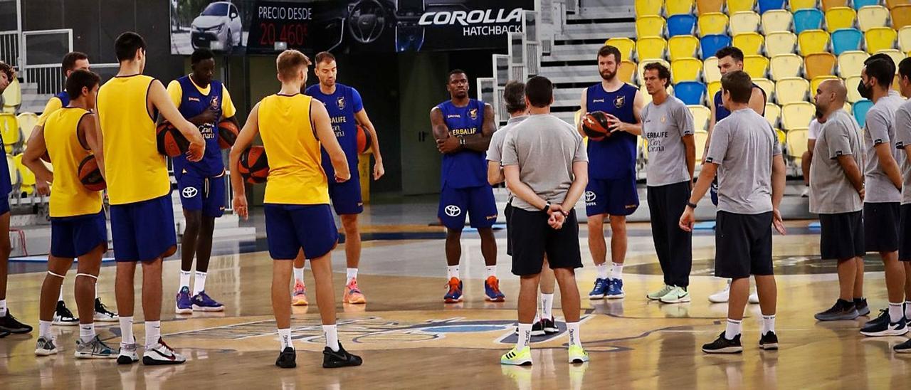 Parte de la plantilla claretiana se concentra alrededor de Porfi Fisac en el primer día de la pretemporada claretiana, en el Gran Canaria Arena. | | CBGC