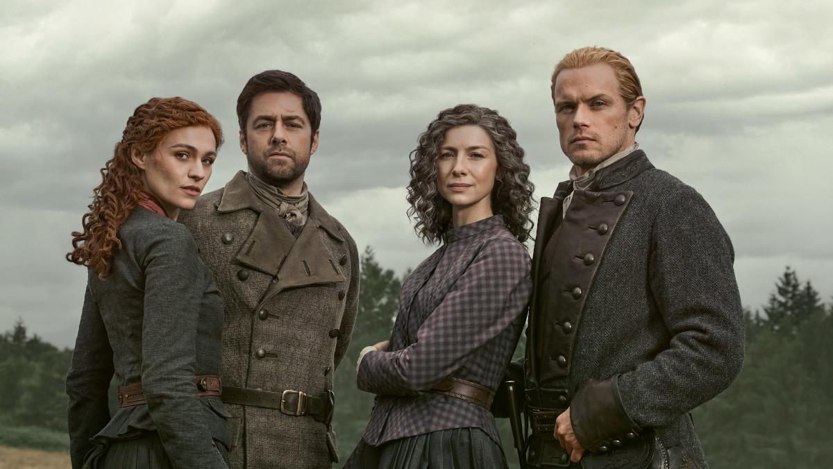 Sophie Skelton, Richard Rankin, Caitriona Balfe y Sam Heughan, en la octava temporada de 'Outlander'