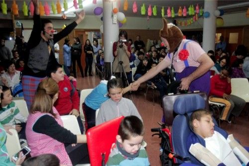 Payasos en Acción lleva la alegría a 150 niños del Primitiva López