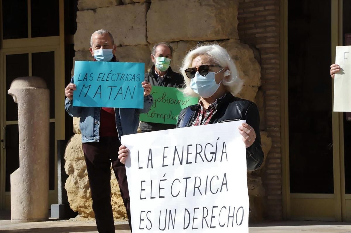 Las imágenes del pleno municipal y las protesta a la puerta del Ayuntamiento