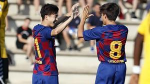 Riqui Puig felicita a Hiroki Abe tras el gol que marcó éste al Llagostera (1-1).