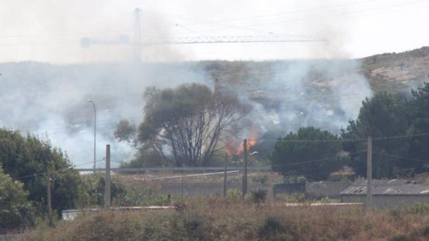 Un incendio calcina restos de chabolas y 2.000 metros cuadrados de monte bajo en Penamoa