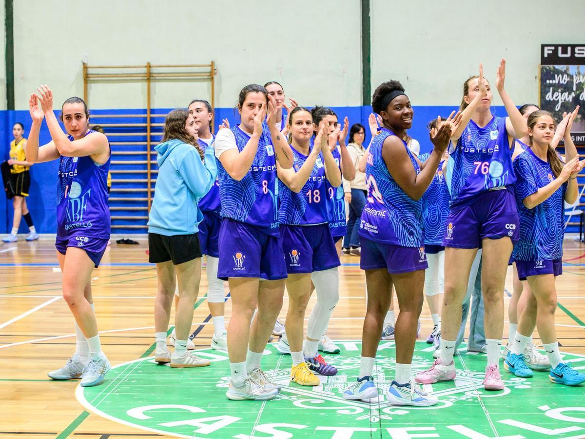 El Nou Bàsquet Femení celebra la victoria en Grapa.