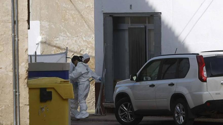 La Policía Científica busca más pistas del asesinato del tendero