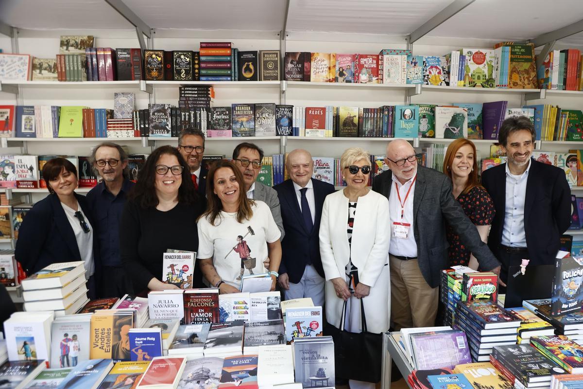 María Bravo, J.P.Fontdemora, SergioHerrero, Miquel Nadal, Paco Teruel, Carme Manuel,ManoloGil, Dolors Gimeno y José Luís Moreno con las propietarias de la Llibreria Moixeranga de Paiporta.
