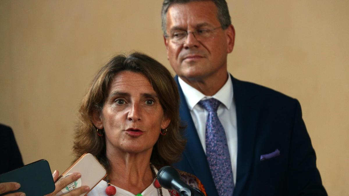 La vicepresidenta tercera del govern espanyol en funcions, Teresa Ribera, acompanyada del comissari per al Pacte Verd Europeu, Maros Sefcovic, durant una atenció als mitjans a Brussel·les