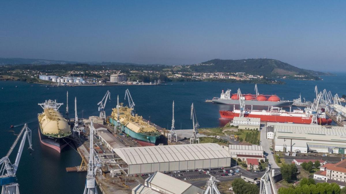 Cuatro grandes gaseros, en Navantia-Ferrol en el pasado verano. |   // NAVANTIA