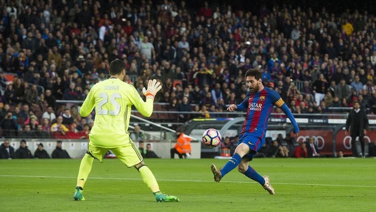 Messi, en la acción del primer gol.