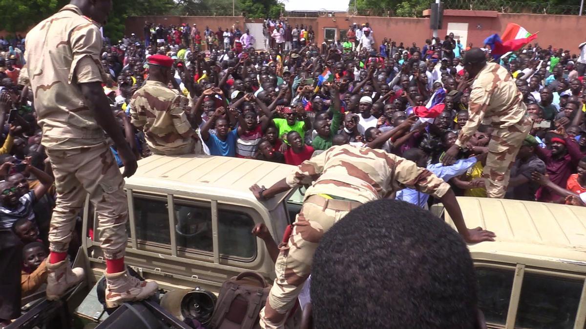 Manifestantes progolpistas intentan sin éxito entrar en la Embajada de Francia en Níger.