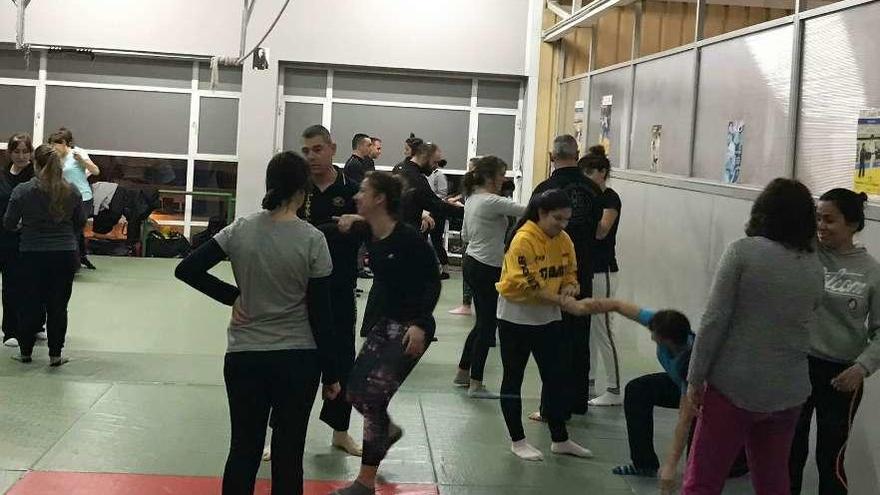 Un momento de las clases de defensa personal que se desarrollan en el pabellón de A Raña. // S.A.