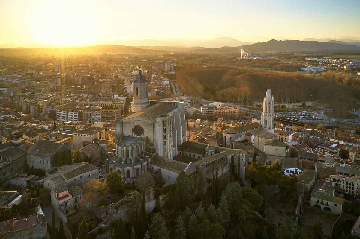 Vista aérea de la Catedral de Girona al atardecer.