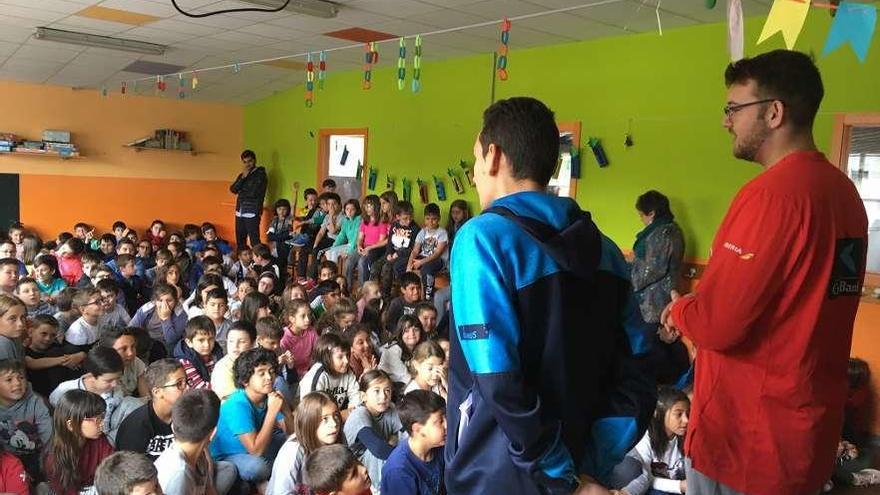 Denís Pombar y Alexei Pérez, ayer, durante su visita al CEIP Plurilingüe de Silleda.