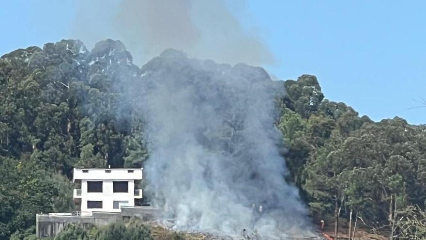 Susto en Monteferro por un incendio forestal junto a viviendas en plena jornada de playa